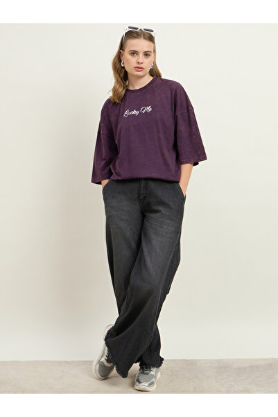 Styli تي شيرت كبير الحجم مطبوع عليه شعار Lucky Me بطبقة رقيقة من ورق الألمنيوم ومغسول بالحامض