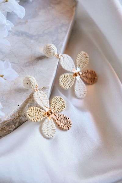 AURRARİ Beige Brown Straw Coated Dangle Daisy Exclusive Earrings