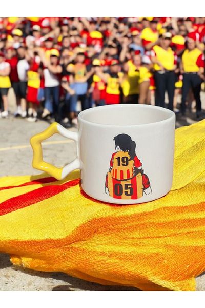 Simge Seramik Fan Dad Girl Yellow Red Star Handmade Ceramic Mug with Handle Mug Tea Cappuccino Cup