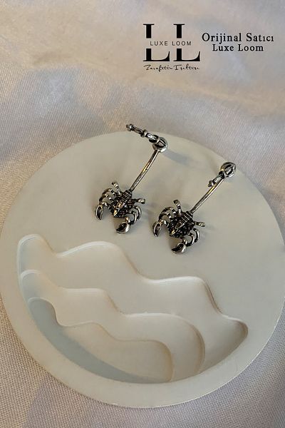 Luxe Loom Zarafetin Işıltısı Non-Tarnish Steel Silver Color Scorpion Earrings 001