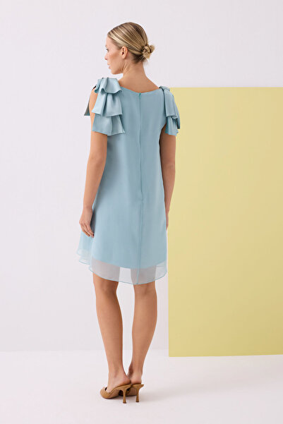 Jus De Pommes SU MAVİSİ AÇIK YAKA KOLSUZ FİYONK DETAYLI KISA ŞİFON ELBİSE