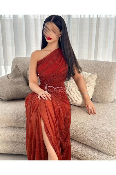 ALANOOD FASHION Anoud's elegant and radiant one-shoulder brick-colored dress