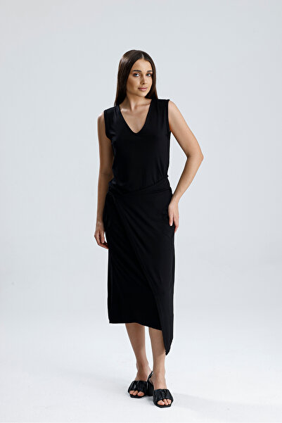 Sienza Γυναικείο μαύρο αμάνικο φόρεμα μίντι με λαιμόκοψη σε σχήμα V – Λεπτομε...