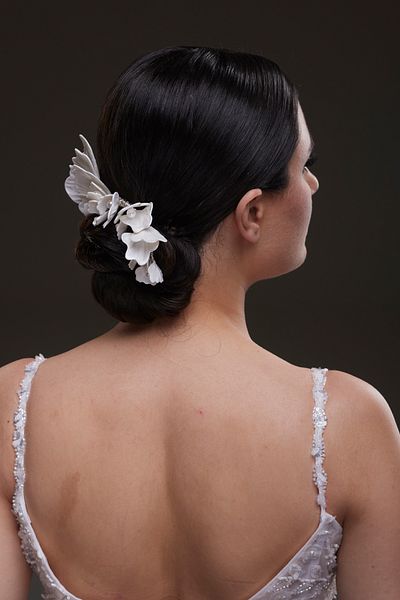 Hayalperest boncuk Hair Accessory with White Flower and Leaf Detail on Bun
