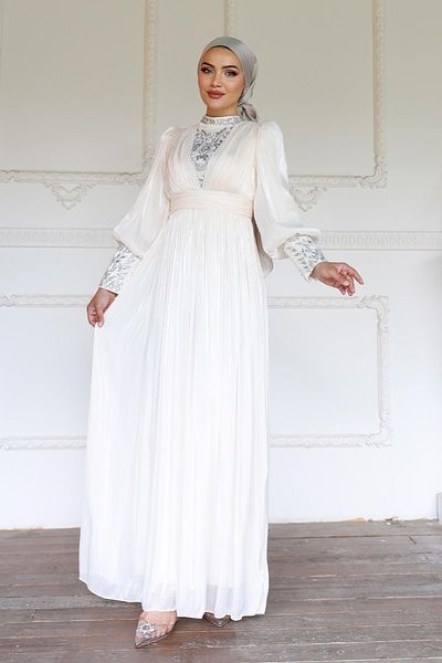 Olcay Yorgo Seiden-Abendkleid mit Ärmeln und vorderer Steintuchverzierung, Elefantenzahn 1239