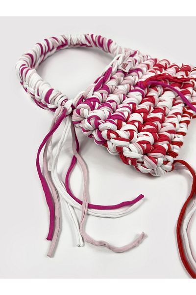Galia Tasarım Strawberry Swirl – Πλεκτή στο χέρι πολύχρωμη τσάντα ώμου (κόκκινες & ροζ αποχρώσεις)