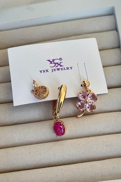 TAKIŞTIR مجموعة أقراط YSX VIP مكونة من 3 قطع مع شكل زهرة ذهبية اللون وتفاصيل حجرية