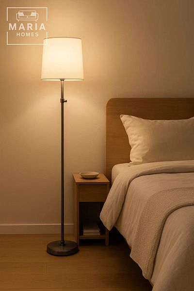 MARIA HOMES مصباح أرضي قابل للتعديل مع حامل معدني مصقول وغطاء أبيض