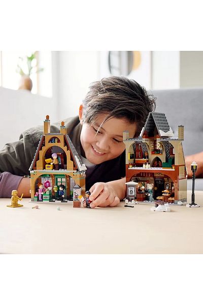 LEGO LEGO HARRY POTTER VIZITA IN SATUL HOGSMEADE 76388
