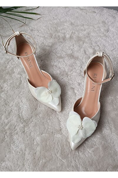 RUXENE İZEL BEYAZ İNCİ ÇİÇEK DETAYLI SİVRİ BURUN 8 CM KADEH TOPUK GELİN AYAKKABISI
