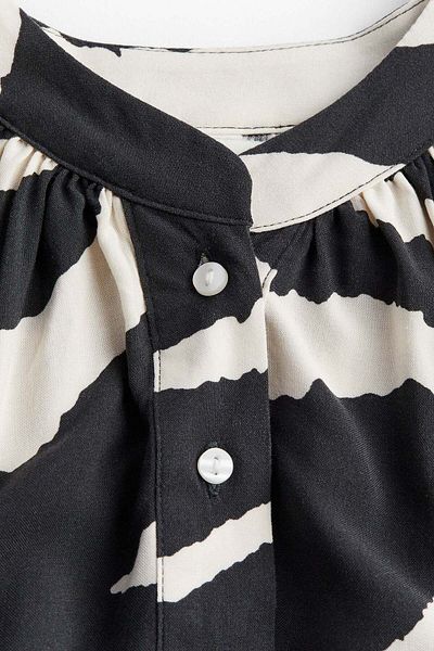 H&M Balloon-sleeved blouse