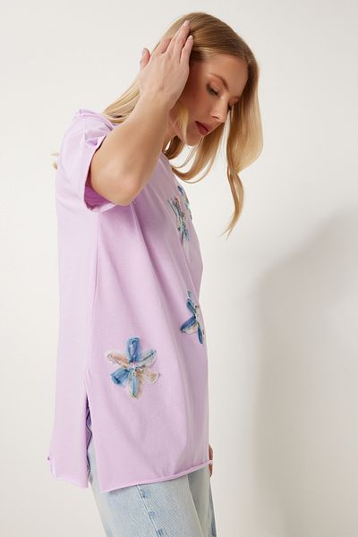 Happiness İstanbul Damen-T-Shirt mit Blumenstickerei und Schlitz in Flieder MP00034