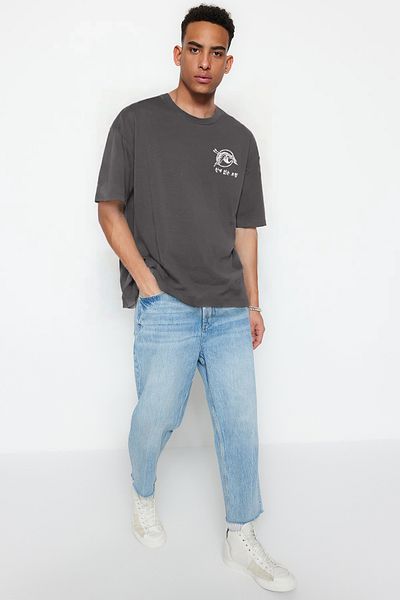Trendyol Collection Μοτίβο Άπω Ανατολής - Ανθρακί υπερμεγέθη βαμβακερό μπλουζάκι TMNSS23TS00170