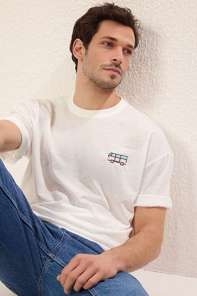 Trendyol Collection Λευκό υπερμεγέθη βαμβακερό μπλουζάκι με κέντημα αυτοκινήτου - TMNSS25TS00055
