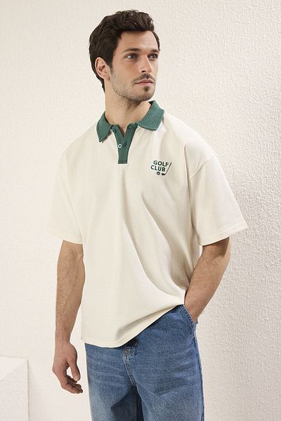 Trendyol Collection Μπλουζάκι με λαιμόκοψη εκρού κανονικό πόλο μονόχρωμο πλεκτό γιακά πόλο TMNSS25PO00005