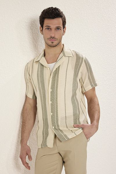 Trendyol Collection Khakifarbene, gestreifte Sommerhemden mit normaler Passform in limitierter Auflage – TMNSS23GO00060