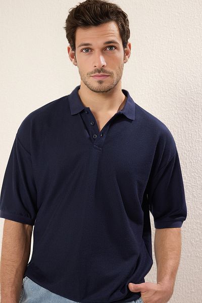 Trendyol Collection Oversize tričko Polo Neck s texturou v námořnické modré - TMNSS25PO00003