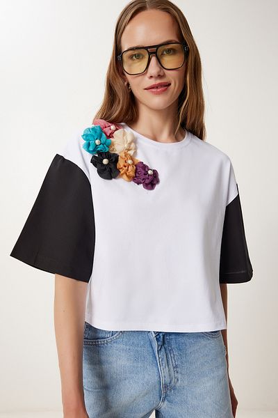Happiness İstanbul Women's Black White Flower Detailed Crop Knitted T-Shirt Tp00085