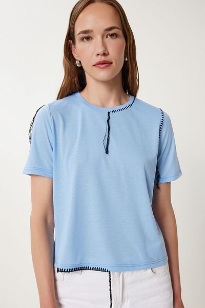 Happiness İstanbul Blaues Damen-T-Shirt mit kontrastierenden Nähten und detailliertem Strickmuster TP00087