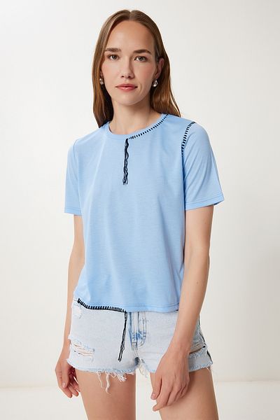 Happiness İstanbul Blaues Damen-T-Shirt mit kontrastierenden Nähten und detailliertem Strickmuster TP00087