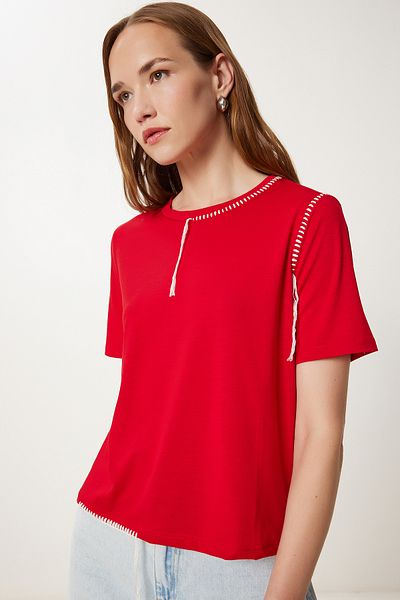 Happiness İstanbul Rotes Damen-T-Shirt mit kontrastierenden Nähten und detailliertem Strickmuster TP00087