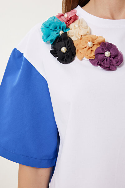 Happiness İstanbul Dámské modrobílé pletené tričko s květinovým detailem TP00085