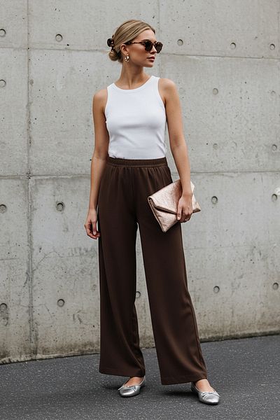 Trendyol Collection Braune Modalhose mit weitem Bein und Taschendetail – TWOSS25PL00081