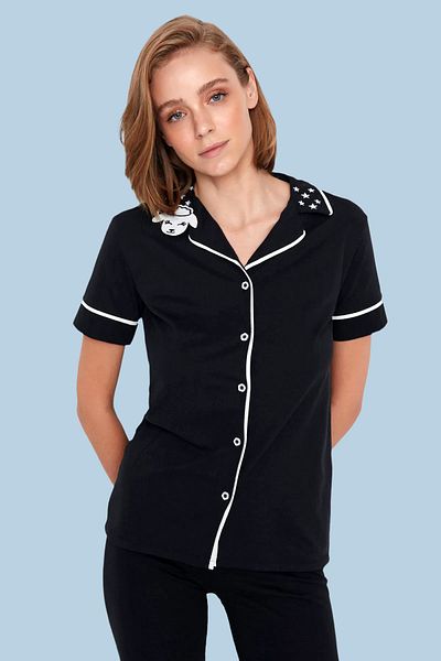 Trendyol Collection Schwarzes Baumwoll-Neckholder-Pyjama-Set mit Lammmuster und schmaler Passform THMAW22PT0704