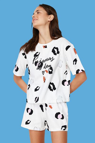Trendyol Collection Leopard Print Slogan Bílá-vícebarevná bavlněná pyžamová souprava s šortkami THMSS24PT00032