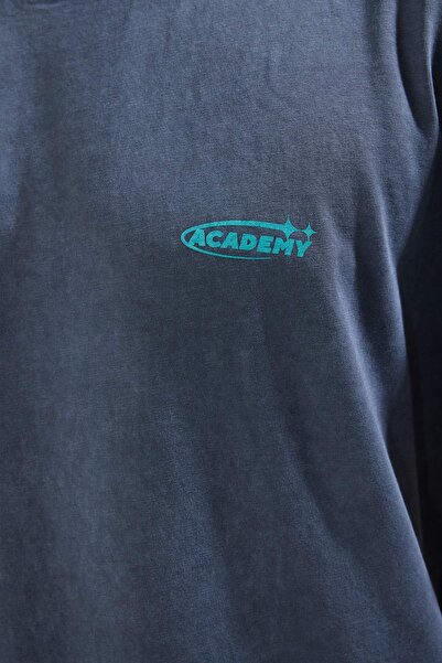 Trendyol Collection Темно-синя футболка великого розміру з візерунком Galaxi з ефектом вицвітання TMNSS25TS00076