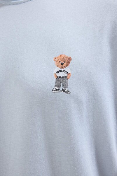 Trendyol Collection Světle modré unisexové tričko oversize/světlého střihu s potiskem medvídka ze 100% bavlny TMNSS25TS00161