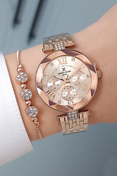 Daniel Klein ساعة يد نسائية موديل جديد بسوار من الفولاذ الزجاجي المقطوع باللون الذهبي الوردي - هدية سوار من حجر الزركون