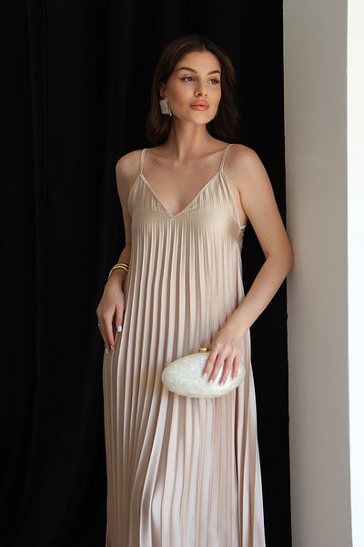 Julidress Μπεζ κρεμαστό φόρεμα με λαιμόκοψη V με μακρύ μήκος Premium πλισέ