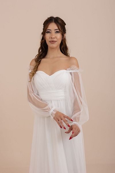 berissima bride Femina |   Bílé šaty s balonovým rukávem s tylovým závěsem