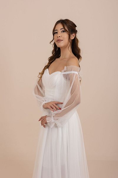 berissima bride Femina |   Bílé šaty s balonovým rukávem s tylovým závěsem