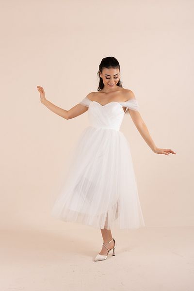berissima bride Λευκό φόρεμα με λαιμόκοψη Agnes Tulle με χαμηλό μανίκι στο στήθος