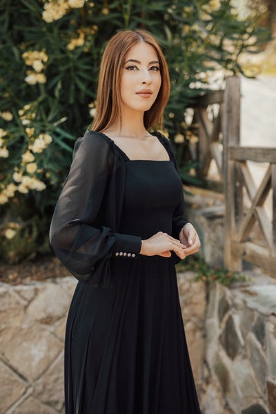 berissima bride فستان سهرة أسود بياقة مربعة من الشيفون من آريس