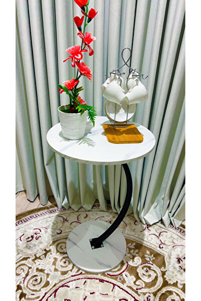 Un Elegant side table with marble top