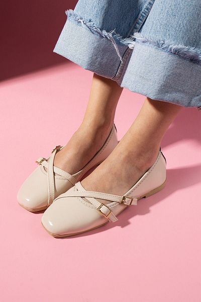 FUGA MODA Berky Beige Patent Leather Ballerinas with Cross Piping and Buckle Detail