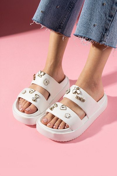 FUGA MODA Papuci de podea umedă din poliuretan Belita White cu accesorii cu bandă dublă