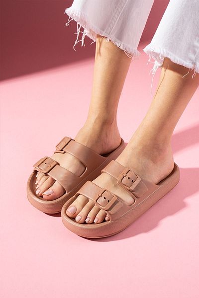 FUGA MODA Кафяви чехли за мокър под Belora с двойна лента и катарама от полиуретан и цвят Eva