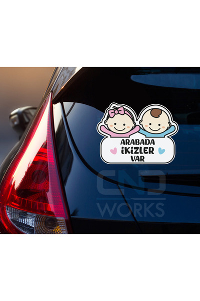 CND works Arabada İkizler Var Araba Cam Etiket Sticker 14 x 18,7 cm