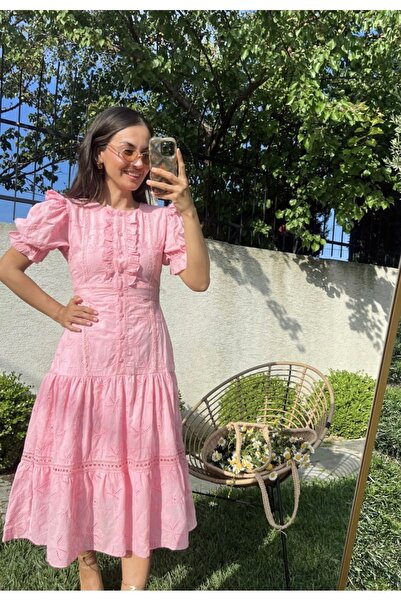 Afiş Butik Rochie broderie roz cu volane în față și detaliu cu nasturi