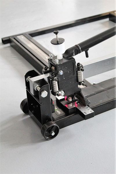 Plastik Components T.T. Masina profesionala de taiat gresia cu sina si rulmenti de ghidare TG 1800 mm