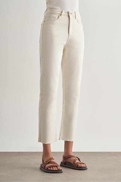 Mizalle Kesik Paça Mom Fit Ekru Denim Pantolon