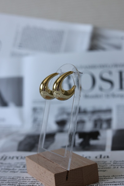 STOLIA Oval Hoop Earrings