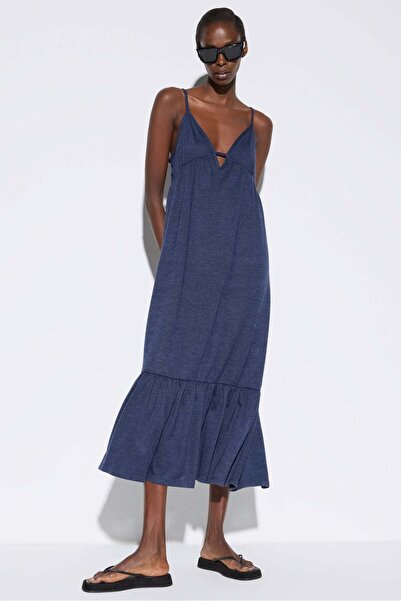 No Matter What Locker sitzendes Kleid mit dünnen Trägern