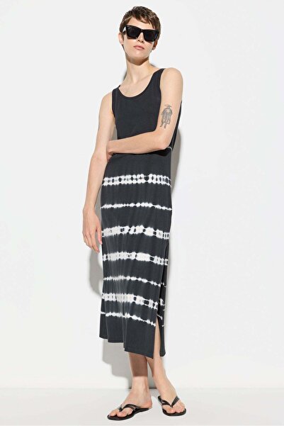 No Matter What Kleid mit Schlitz und Batikmuster