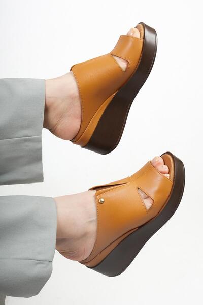 Stilbagshoes شبشب نسائي من الجلد الطبيعي بكعب عريض من سيلفيا بلون أسمر