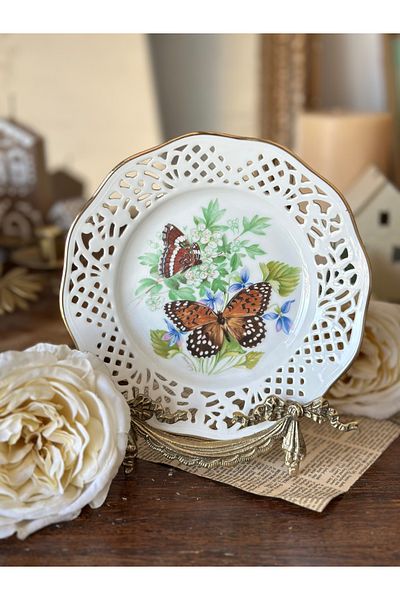 Handmadesign Set of 3 Antique Openwork Porcelain Butterfly Flower Pattern Presentation Wall Plates 19,5 cm